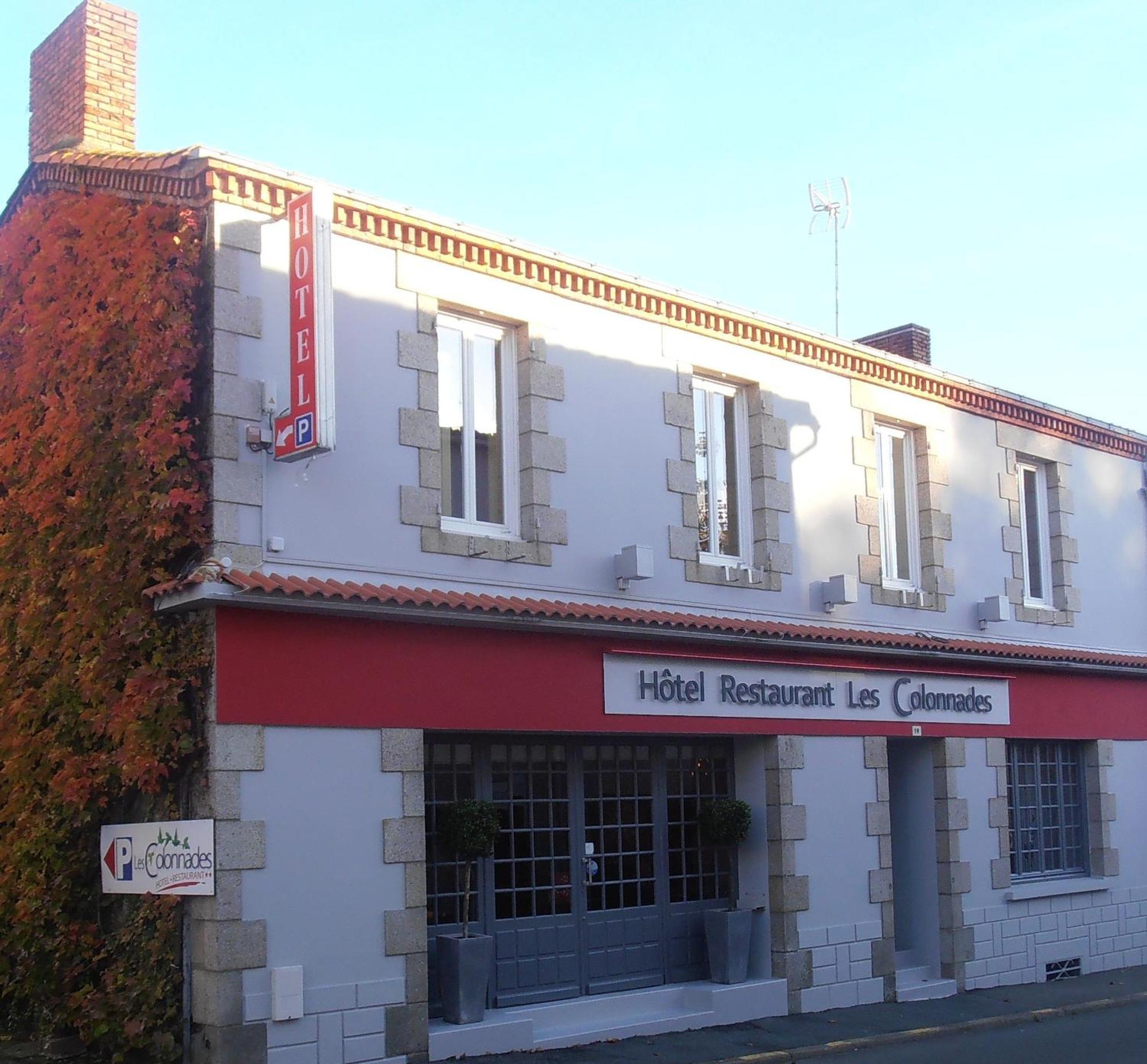Hotel-Restaurant Les Colonnades Saint-Fulgent Exterior foto